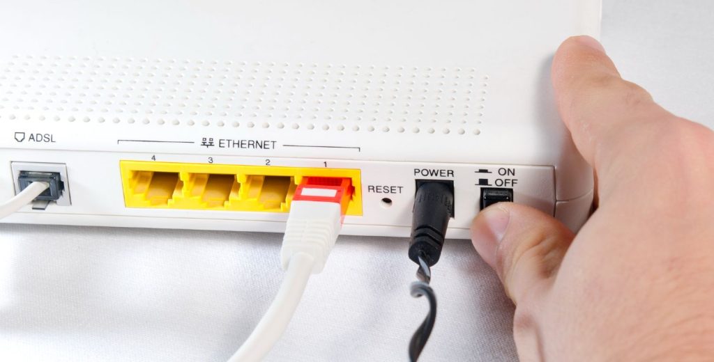 Mand slukker ADSL router